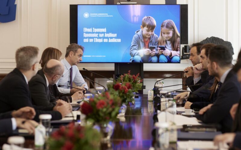 Η κυβέρνηση χρησιμοποιεί ως πρόσχημα την προστασία των παιδιών από τα Social Media για να τα κάνει «έρμαια» του ψηφιακού κράτους! Ο μεγάλος στόχος είναι η καθολική κατάργηση του απορρήτου στο διαδίκτυο και η παρακολούθηση κάθε κίνησης…