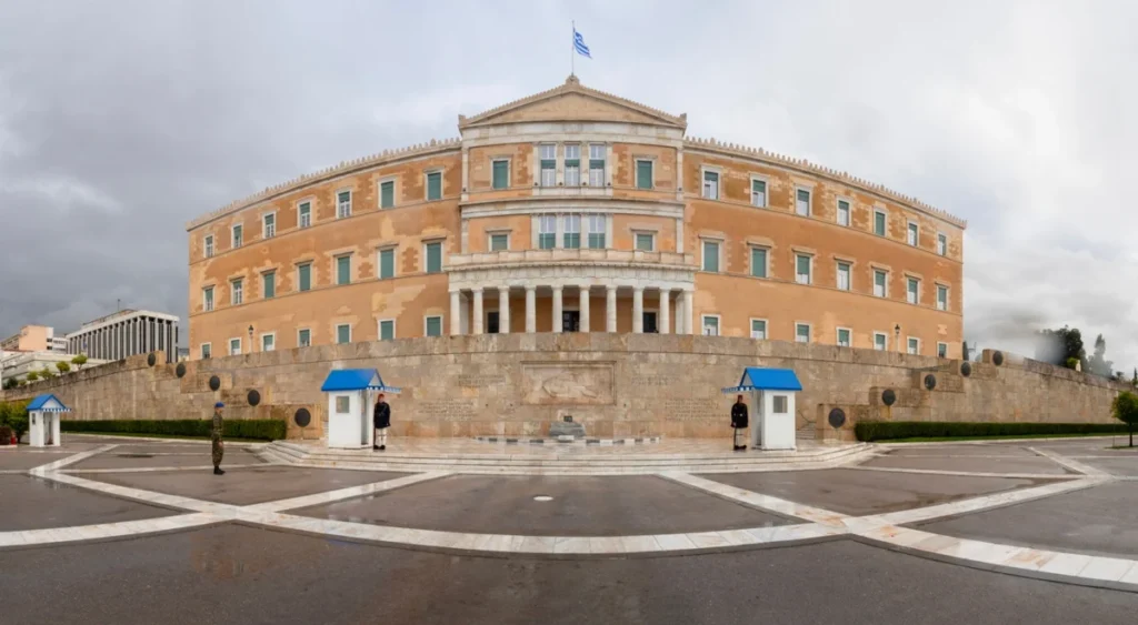 Πρέπει επιτέλους να επαναφέρουμε τη λογική σύζευξη της «Δημοκρατίας» με την «Πατρίδα»...