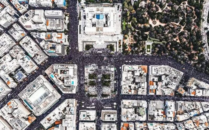 Τέμπη: «Όλα αλλάζουν όταν εσύ αλλάζεις» – Οι 57 ψυχές έβαλαν τον ελληνικό λαό ξανά στις ράγες της ιστορίας…