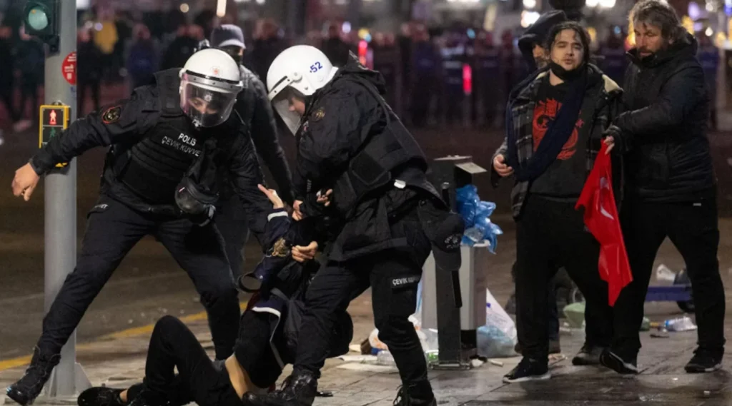 Η αναταραχή της Τουρκίας και το ταμπού ερώτημα: Είναι το Ισλάμ συμβατό με τη δημοκρατία;