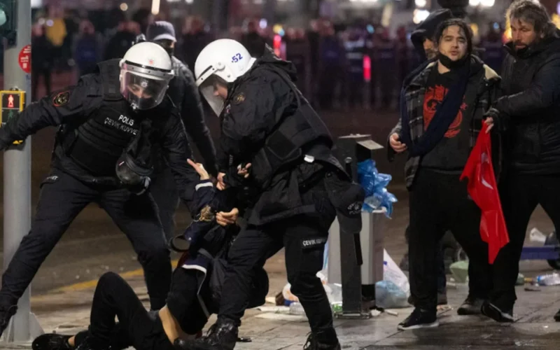 Η αναταραχή της Τουρκίας και το ταμπού ερώτημα: Είναι το Ισλάμ συμβατό με τη δημοκρατία;