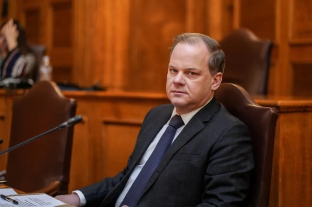 Τέμπη: Ασπίδα προστασίας στον Καραμανλή από τη ΝΔ για να βγει «λάδι»…