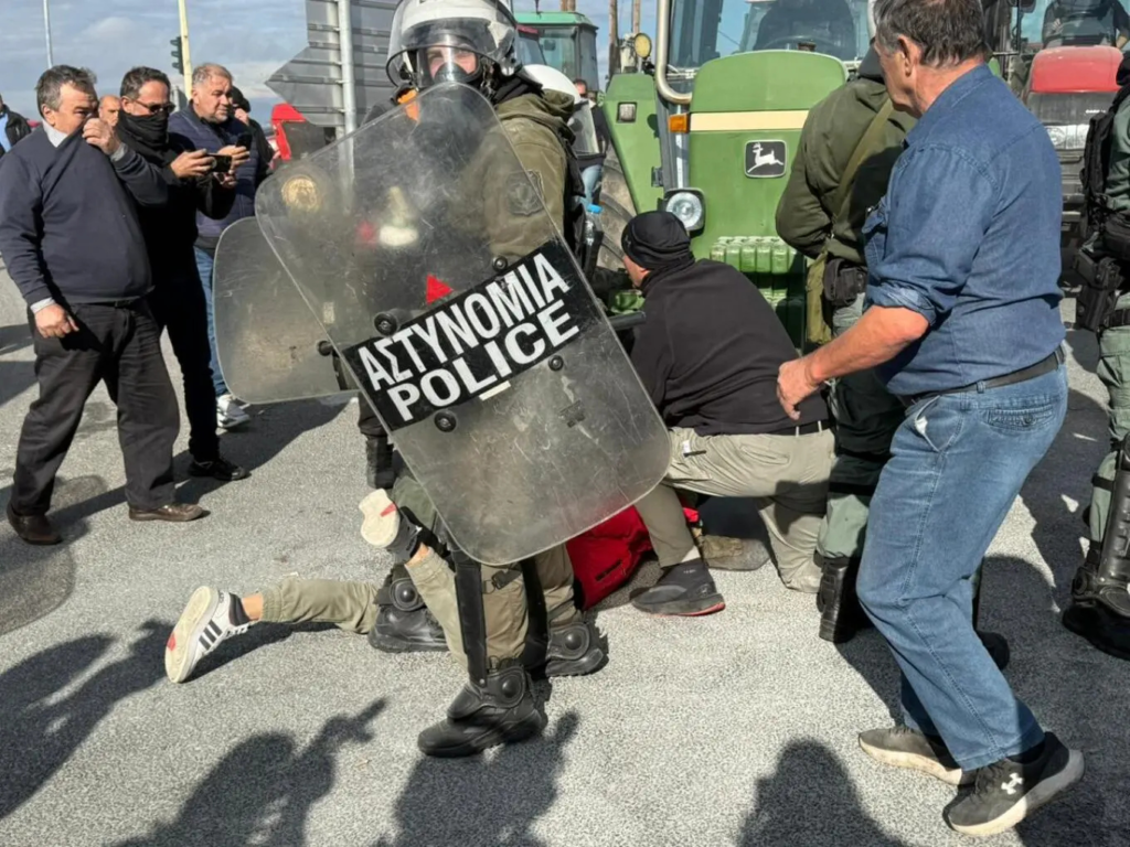 Νέος αποκλεισμός εθνικών οδών από σήμερα Δευτέρα 1/12 - Χειροπέδες σε 3 αγρότες - Ηλικιωμένοι στα νοσοκομεία από την ανεξέλεγκτη αστυνομική βία - Υπεύθυνη η κυβέρνηση Μητσοτάκη...(Video's)