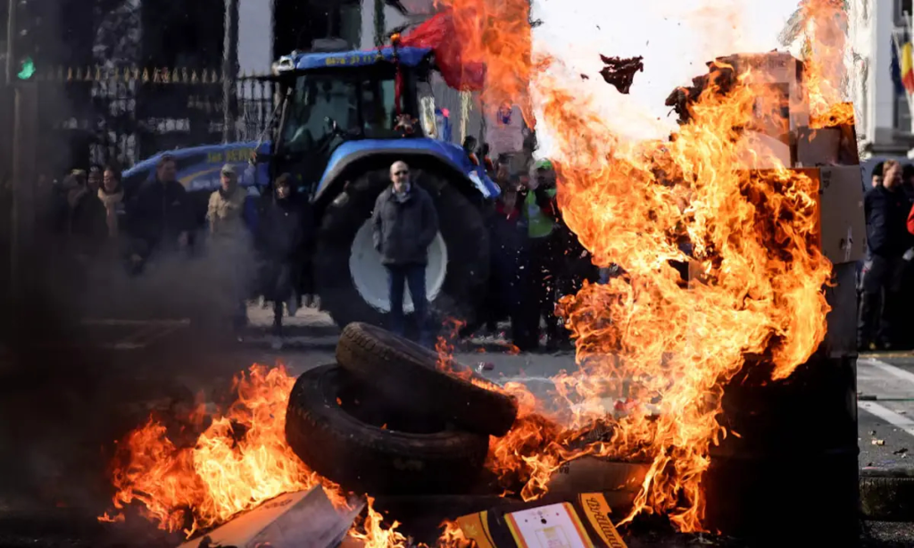 Οι ρόδες των τρακτέρ τράνταξαν τις Βρυξέλλες: Η πανευρωπαϊκή αγροτιά φώναξε «όχι» στη συμφωνία θανάτου με τη Mercosur...