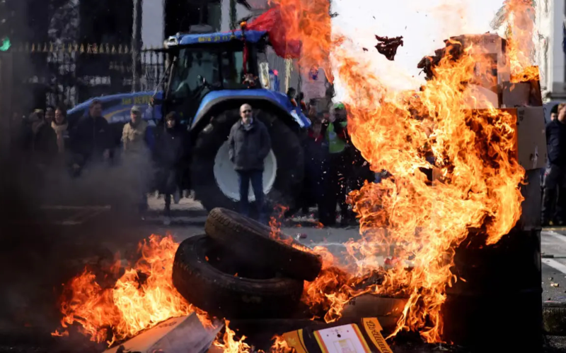 Οι ρόδες των τρακτέρ τράνταξαν τις Βρυξέλλες: Η πανευρωπαϊκή αγροτιά φώναξε «όχι» στη συμφωνία θανάτου με τη Mercosur…