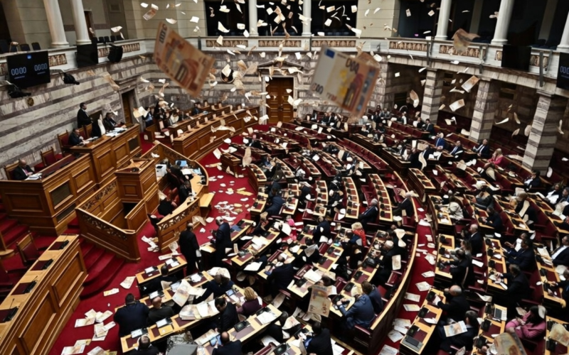 Λεφτά υπάρχουν: Η χώρα χρωστάει πολλά δισεκατομμύρια ευρώ και τα κόμματα συνεχίζουν να παίρνουν κρατικές επιχορηγήσεις από τις τσέπες μας…