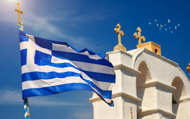 Ελληνική σημαία: Όσο εμείς τιμούμε τη Σταυροπροσκύνηση, κάποιοι άλλοι μεθοδεύουν τη «Σταυροκατάργηση»!