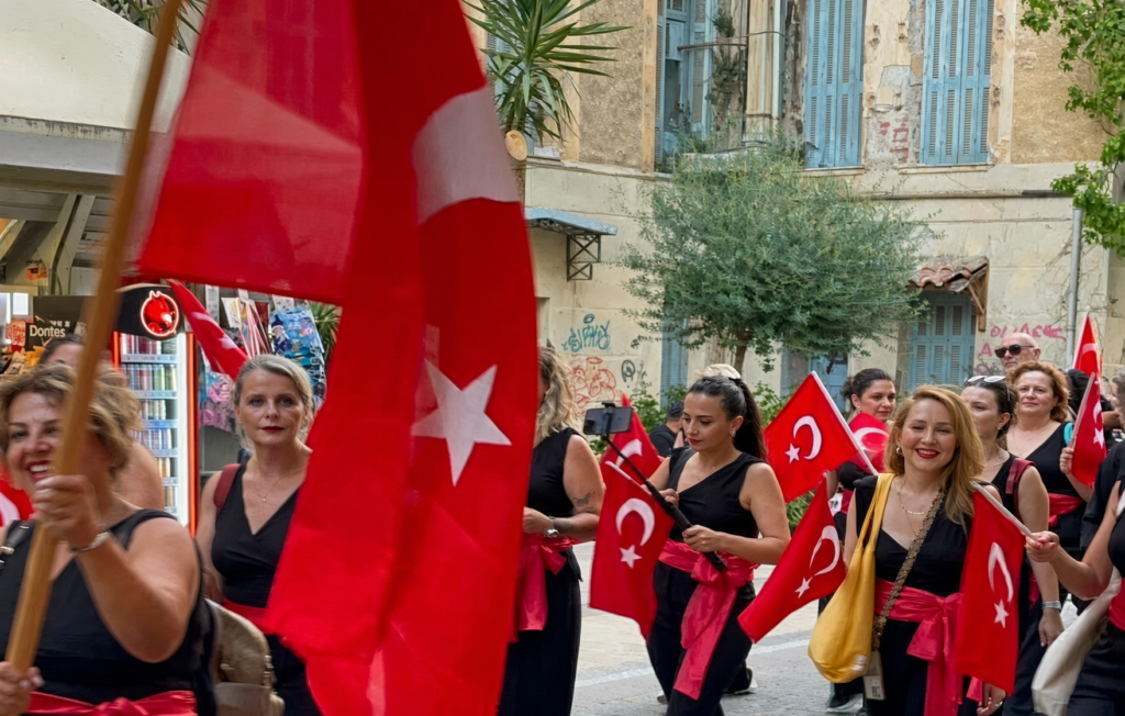 Ηράκλειο Κρήτης: ΝΤΡΟΠΗ - Τουρκικές σημαίες εκεί που κάποτε έσφαζαν Έλληνες!