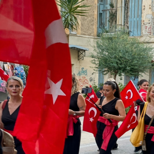 Ηράκλειο Κρήτης: ΝΤΡΟΠΗ – Τουρκικές σημαίες εκεί που κάποτε έσφαζαν Έλληνες!