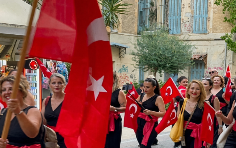 Ηράκλειο Κρήτης: ΝΤΡΟΠΗ – Τουρκικές σημαίες εκεί που κάποτε έσφαζαν Έλληνες!