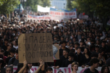 Πανεκπαιδευτικό συλλαλητήριο: Συνθήματα, πανό στα γαλλικά, μπαλόνια και μεγάλη συμμετοχή στην Αθήνα – Συμπλοκή μικρής κλίμακας διαδηλωτών με τα ΜΑΤ στην Ομόνοια…