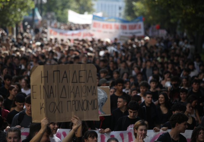 Πανεκπαιδευτικό συλλαλητήριο: Συνθήματα, πανό στα γαλλικά, μπαλόνια και μεγάλη συμμετοχή στην Αθήνα – Συμπλοκή μικρής κλίμακας διαδηλωτών με τα ΜΑΤ στην Ομόνοια…