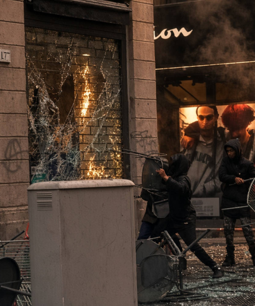 Χάος και στην Ιταλία: Πλιάτσικο από αλλοδαπούς στο Μιλάνο – Κουκουλοφόροι έσπασαν βιτρίνες και λεηλάτησαν καταστήματα…