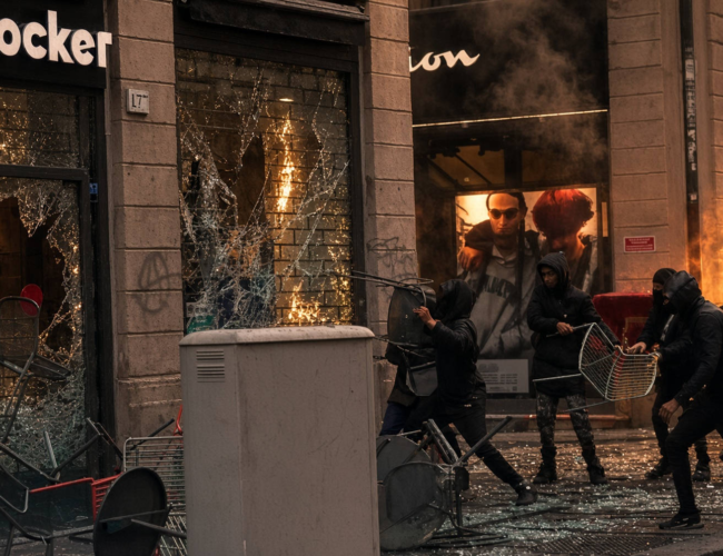 Χάος και στην Ιταλία: Πλιάτσικο από αλλοδαπούς στο Μιλάνο – Κουκουλοφόροι έσπασαν βιτρίνες και λεηλάτησαν καταστήματα…
