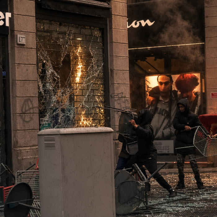 Χάος και στην Ιταλία: Πλιάτσικο από αλλοδαπούς στο Μιλάνο – Κουκουλοφόροι έσπασαν βιτρίνες και λεηλάτησαν καταστήματα…